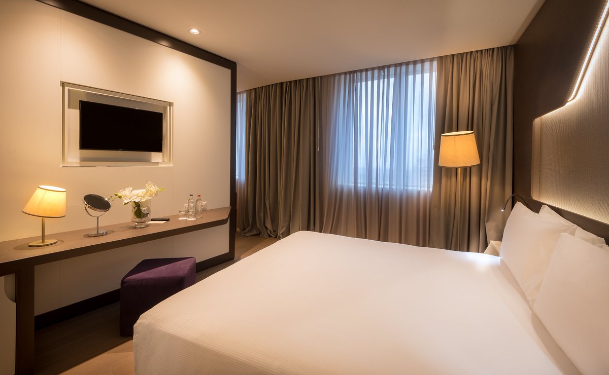 DoubleTreeYer's tweet image. Step in our charming hotel and stay in one of our King One Bedroom Suites with a separate living area and splendid panoramic view of the city 🌃 #doubletreebyhiltonyerevan #doubletreeyerevan #hiltonyerevan #Yerevan #Armenia #visitarmenia #ереван #армения #отельхилтон