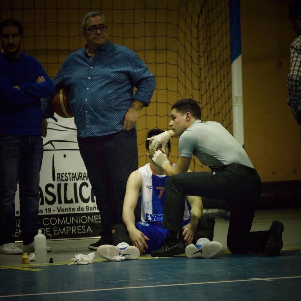BaloncestoESP's tweet photo. Su nombre es Javier Borrego.

Es árbitro. Y MIR de primer año en cardiología. También es miembro del Área Médica de la #FEB. Este fin de semana hizo todos sus trabajos a la vez en un partido de #EBA 😀Porque primero, y ante todo, somos personas 👍

#SomosEquipo https://t.co/ANj5i3WsUH