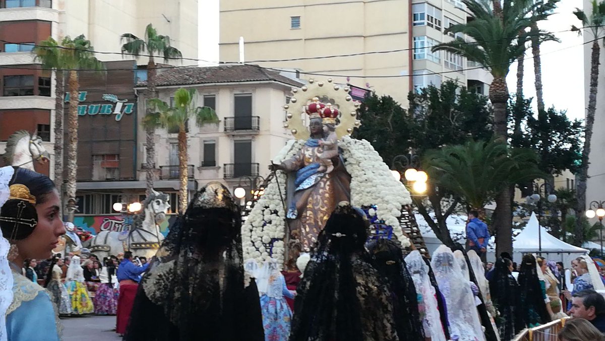 CsAlzira_'s tweet photo. Así de 😍 #bonita luce en la #PlazaMayor de #Alzira nuestra #Patrona.
🍊 @CsAlzira_ amb les #Falles2018 💥
#Ofrena18 #JuntsEnFalles https://t.co/w70Fd72TFu
