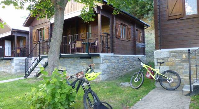 El #Pirineo es uno de los destinos favoritos para los amantes del #camping y la #bicicleta. Descubre las rutas de #PuroPirineo y un #camping donde alojarte rodeado de naturaleza bit.ly/2pakklJ #pirineus #BTT