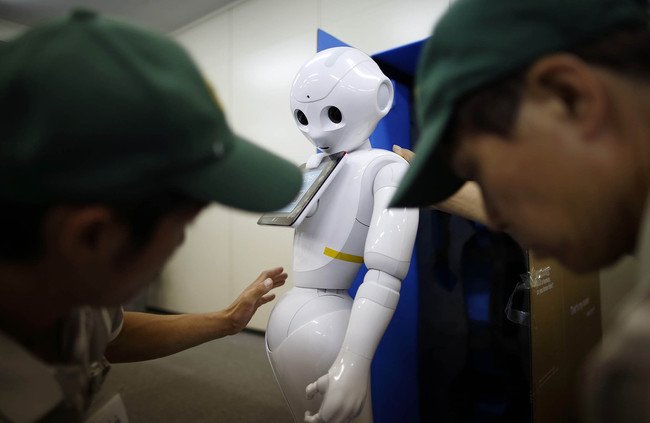xataka's tweet photo. Llega el ransomware para Robots: o pagas Bitcoins o tu robot mostrará porno a tus clientes https://t.co/WwbWHWhpny https://t.co/tx7XJTSv29