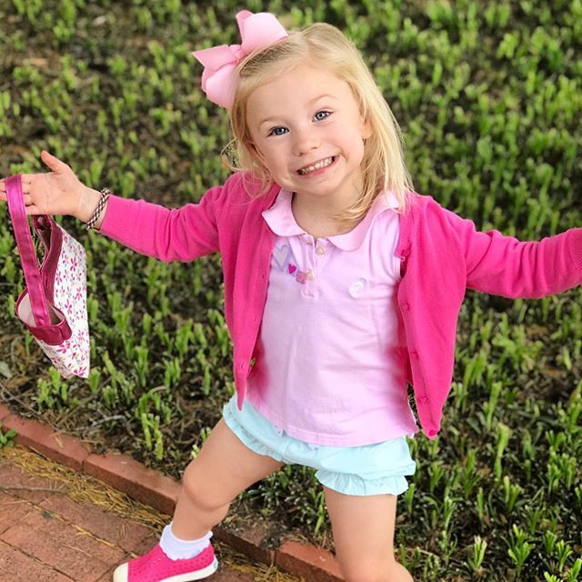 MHuebs's tweet photo. Accessorized and ready for the park. So much personality wrapped up in one little girl๐ #latergram #ellisonelizabeth 3.19.18 https://t.co/TrDI3OQtU7 https://t.co/HIdqqv3P5g