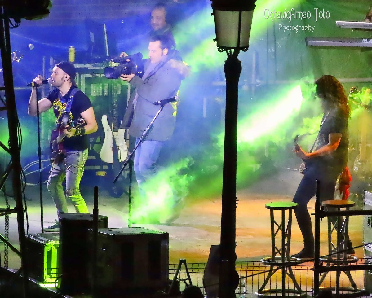 Octavi_Toto's tweet photo. Desde el palco de mi casa, ENORME concierto de 💪🎸@Strenosrockband la noche del 18 de marzo, en la falla de @FallaGayano Rock en vena !!! 😎📷 https://t.co/vgvAaS8T0o