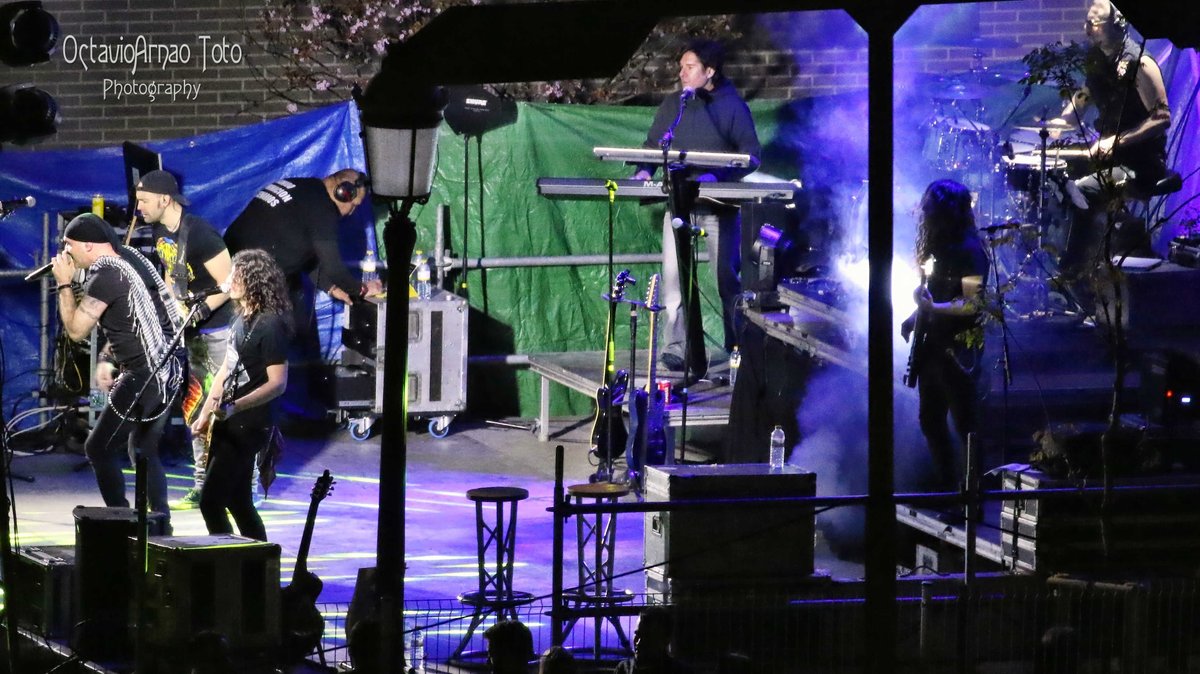 Octavi_Toto's tweet photo. Desde el palco de mi casa, ENORME concierto de 💪🎸@Strenosrockband la noche del 18 de marzo, en la falla de @FallaGayano Rock en vena !!! 😎📷 https://t.co/vgvAaS8T0o