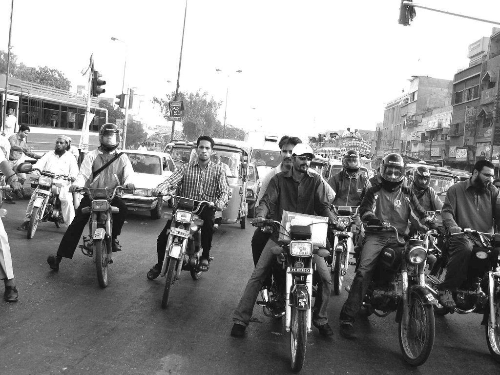 Illango_WB's tweet photo. The report provides a comprehensive diagnosis of #Karachi’s issues #economy #livability #transport #water #sanitation and suggests possible actions Check them out #TransformKarachi https://t.co/Y24WDksVUH https://t.co/X99IqwqsUh