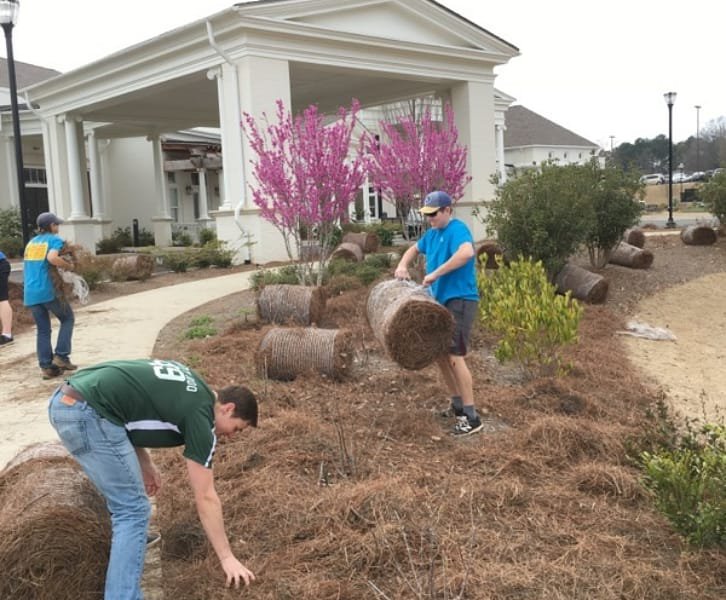 A great day of service to kick off the last week before Spring Break! Thanks to the @HSVBG for having us!
.
.
.
.
#ServiceSunday #RushPhiPsi #LEDN #GoGreek