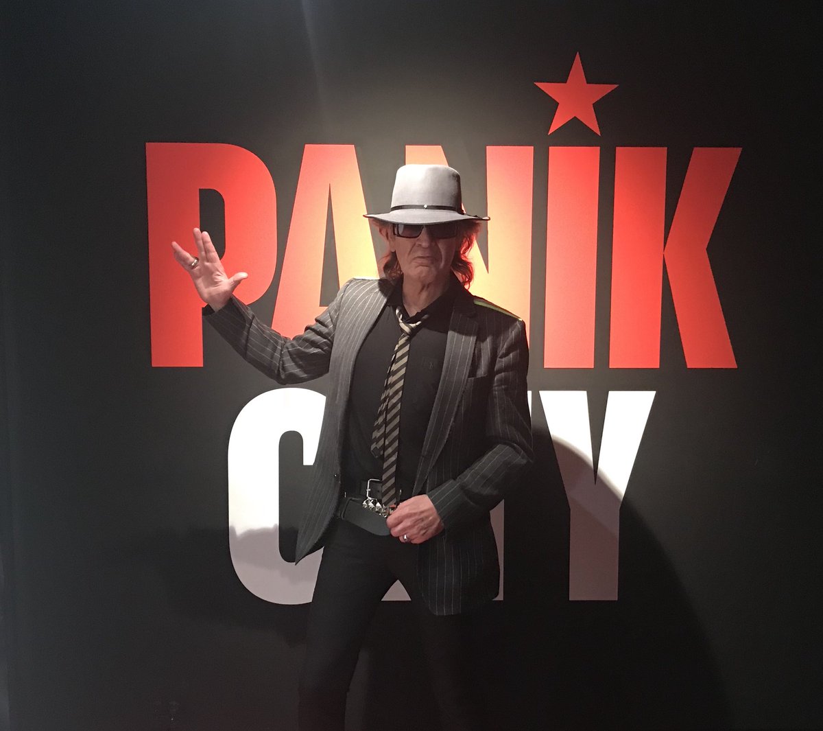 Der Countdown läuft...Udo is ready for Panik City. Geilomatic 🚀🚀🚀 #PanikCity #PCHH  #UdoLindenberg #Udo <a href="/udolindenberg/">Udo Lindenberg</a> <a href="/PanikCity/">Panik City</a>
