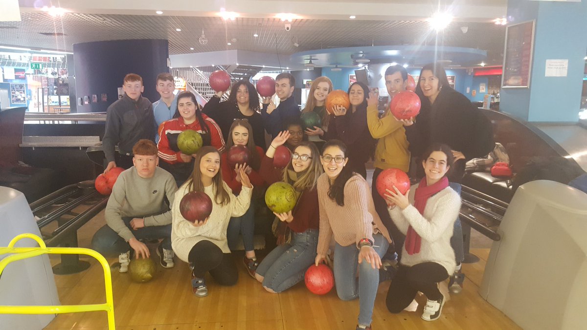 DptoIdiomas's tweet photo. Nuestro grupo de #INTERCAMBIO #BTO1 @SAFASanLuis @CarrickGrammar en la bolera en Belfast. Let's have fun!🎳 https://t.co/OqCAIoTtqM