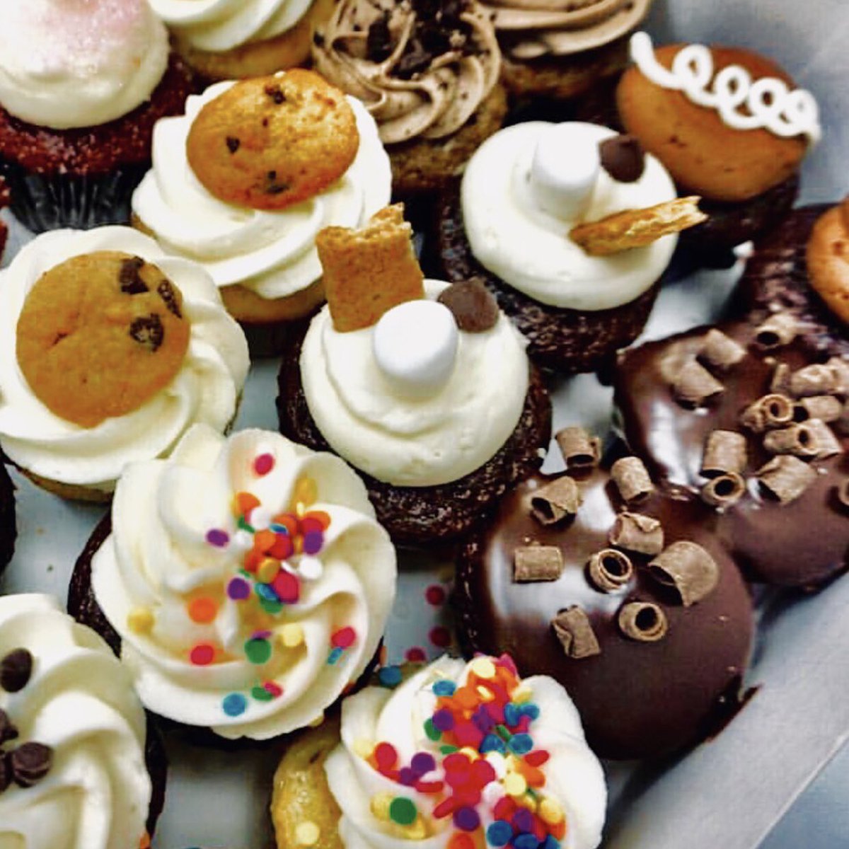 Start the week with a box of Misha’s Cupcakes! 😋😍 We love hearing from you💕, Let us help you in the speediest way possible by ☎️ calling 786 200-6153 or emailing us at info@mishascupcakes.com  #mishascupcakes #MondayMotivation #mishascakes #cupcakes