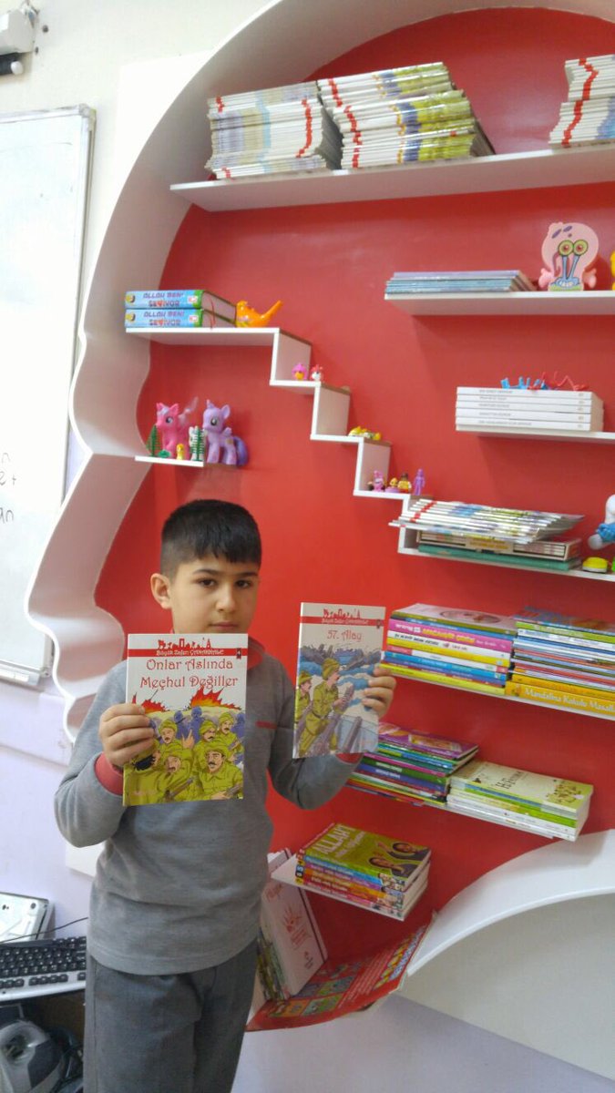 Sivas Fevzipaşa ilk/ortaokulu Kadıburhaneddin Meclisi’nin talepleri doğrultusunda Sınıf Velisi Ertuğrul Enişte tarafından “Annem Varsa Ben De Varım” projesinde de kullanım amaçlı yapılan kitaplık Farklı tasarımı ve kullanışlılığıyla yoğun ilgi gördü.