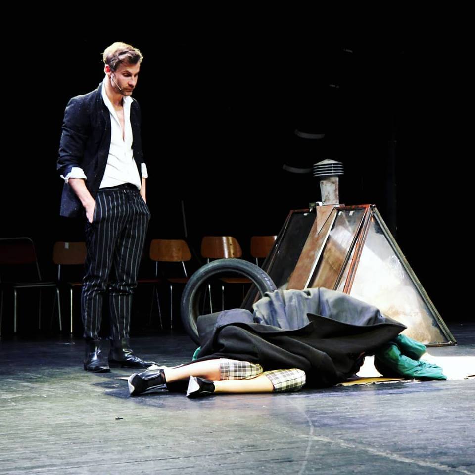 Poniedziałek w jednym zdjęciu... A jak tam u Was? Wstaliście bez problemu? Gotowość do życia w pełni? 
Gdyby z poniedziałku naszła Was ochota żeby zobaczyć "Kartotekę rozrzuconą" to zapraszamy 17,18 i 19 kwietnia🔥