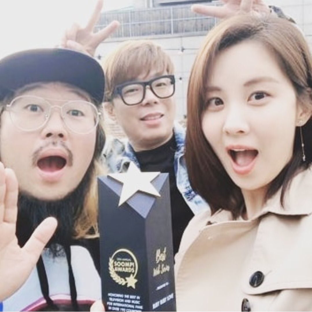 wgmyongseo2's tweet photo. 180319 hustlepd2 Jewelry Web Drama #RubyRubyLove - Thank you!
concept: [We are surprised at the award]
or [There is no bad trophy in the world]
@/onstyletv
@/seojuhyun_s @/onepd_
#soompiawards
#BestWebSeries https://t.co/0gUgjhQNTK https://t.co/foqpCzOLQ3