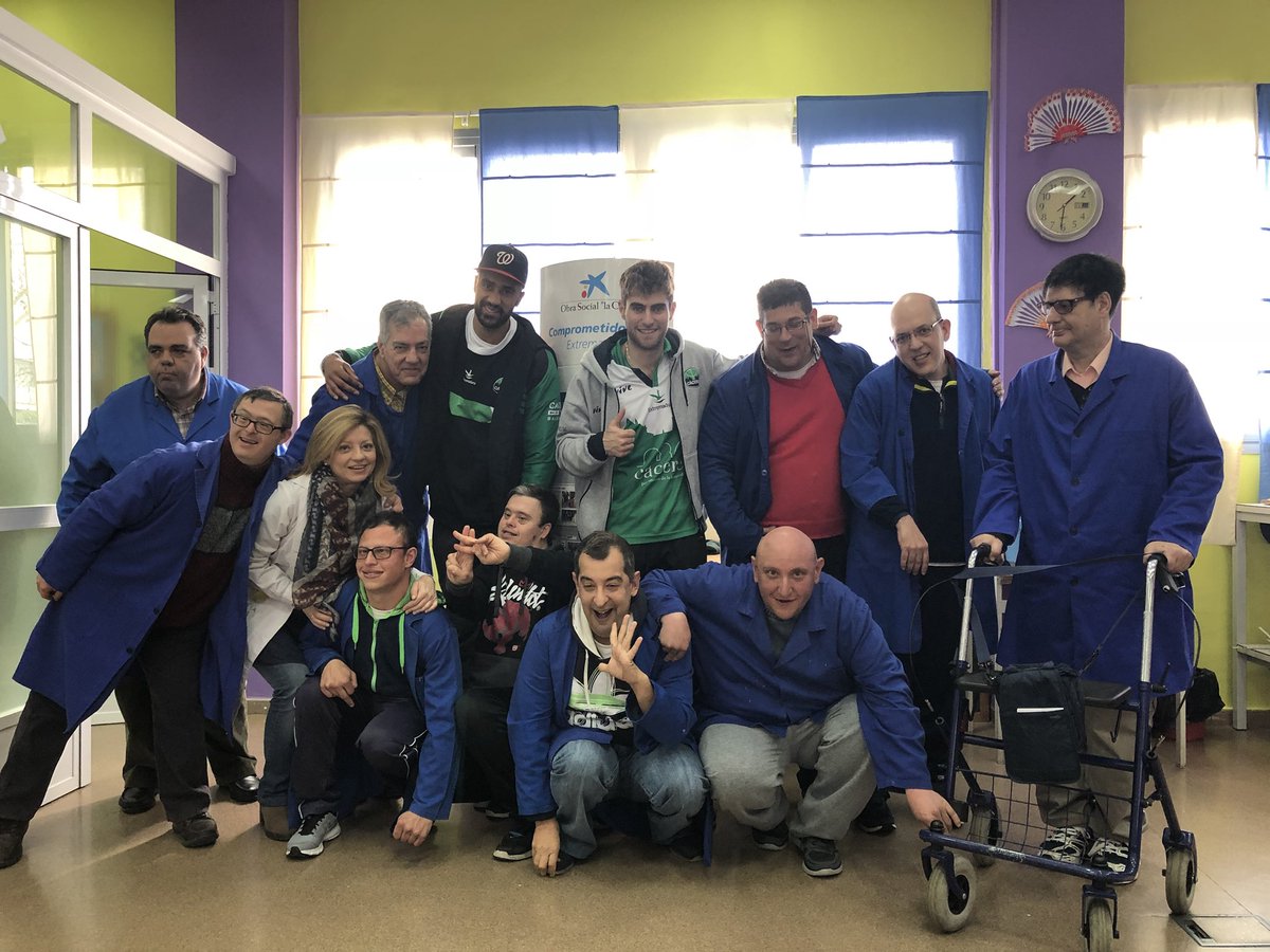 Caceres_Basket's tweet photo. #LEBOro | 📷 GALERIA DE FOTOS |
🤝 #IVMesdeMarzo junto con @FundlaCaixa

Los usuarios del centro de día de #Novaforma esperan la visita de @guilleCM13 y @willsaunders04 e improvisan una inesperada rueda de pregunta

#JuntosMásLejos #KeepOnFighting #Basket https://t.co/cwsIAR6KhP
