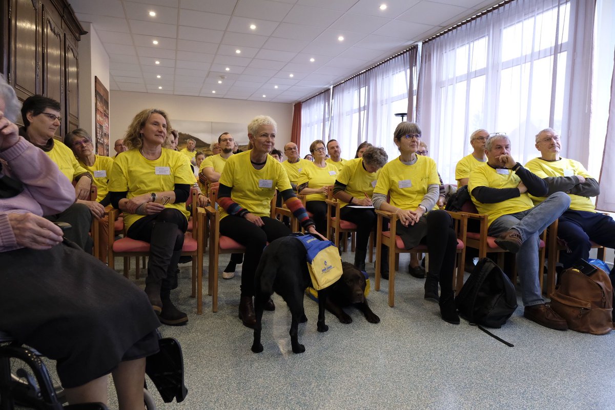 hautrhin's tweet photo. semaine et #journéecitoyenne #ODAS ce matin avec des dizaines de #bénévoles. Parmi eux : @klinkertbrigitt Présidente du CD du #HautRhin #Alsace, les conseillères dép. Betty Muller et Sabine Drexler venues aider les équipes de La Roselière à #Kunheim. Une belle initiative ! https://t.co/Mg3bLoe0PP