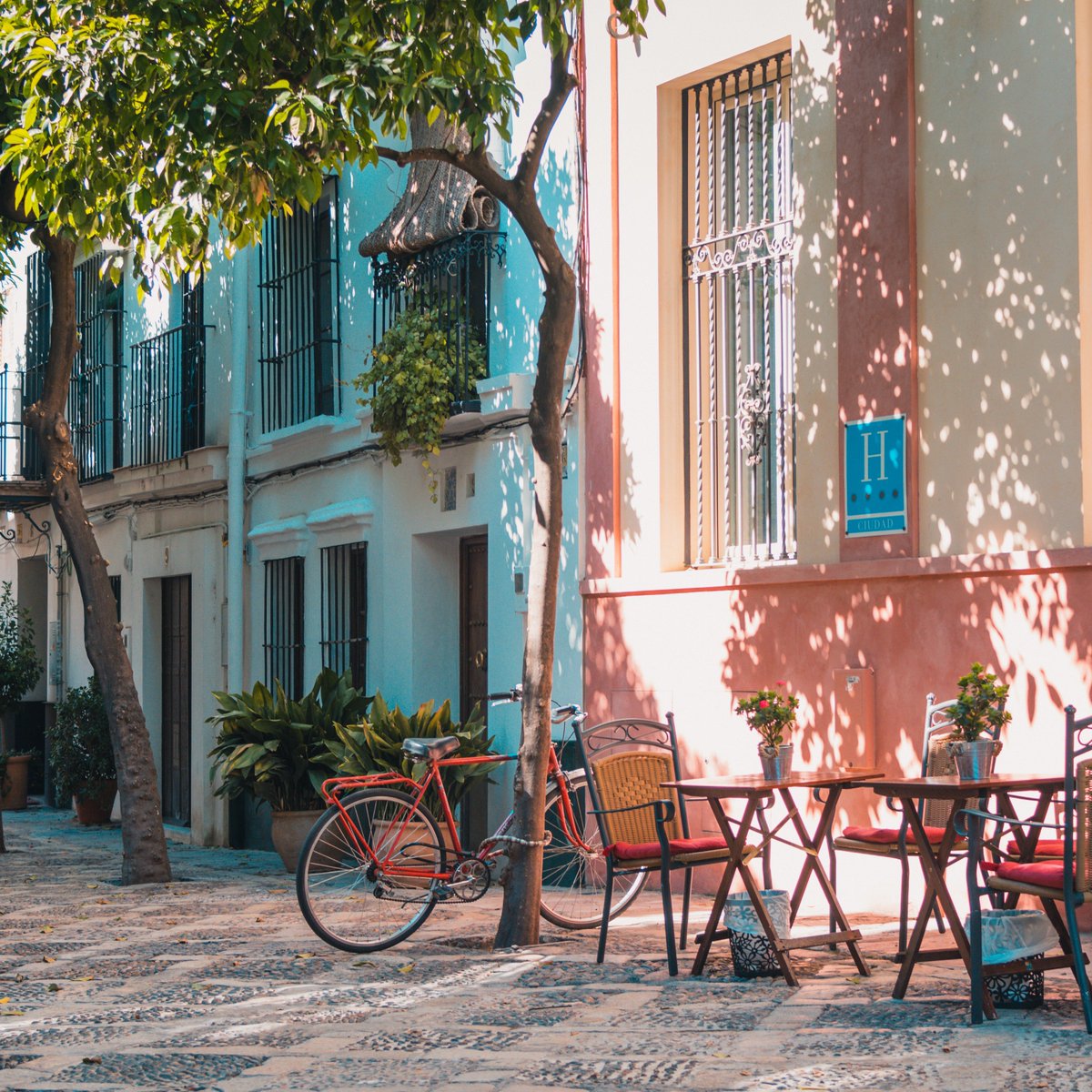 showaroundcom's tweet image. The prettiest little outdoor cafe in Seville ☕️

#LocalSpots #Showaround