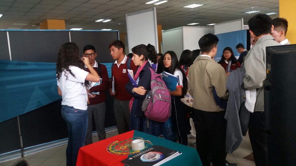 IngSoftwareEspe's tweet photo. Difusión de la carrera en la feria de universidades #YQScamp2018 en donde pudimos hablar con muchos jóvenes de los diferentes colegios de Pichincha. #ESPE #ISoftware https://t.co/Qph4D3bVnK