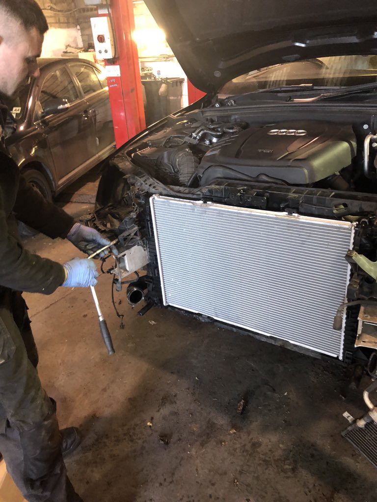 AlanAfms's tweet image. facebook.com/alanfitzgerald…
Master mechanic James fitting new radiator two Audi A6 for Shane Connoly car sales Donegal at our workshop in Coolock.