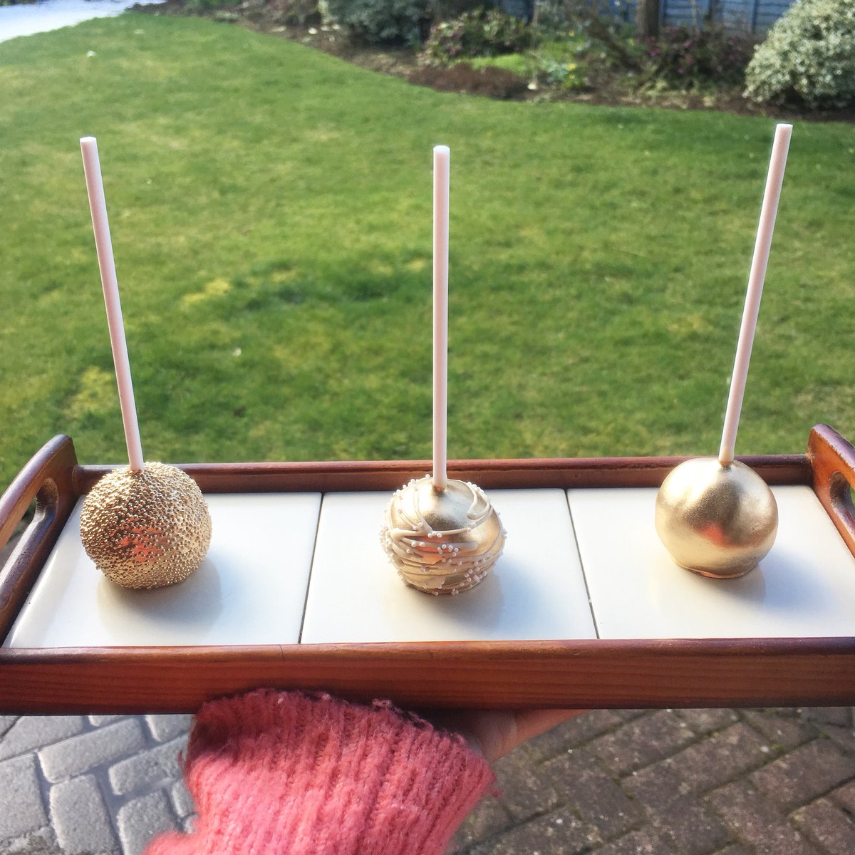 Just finished making these samples for a bride who is concidering cakepops as favours for her wedding! If you would like to order any samples please drop me a message 👌🏻#cakepops #northantshour