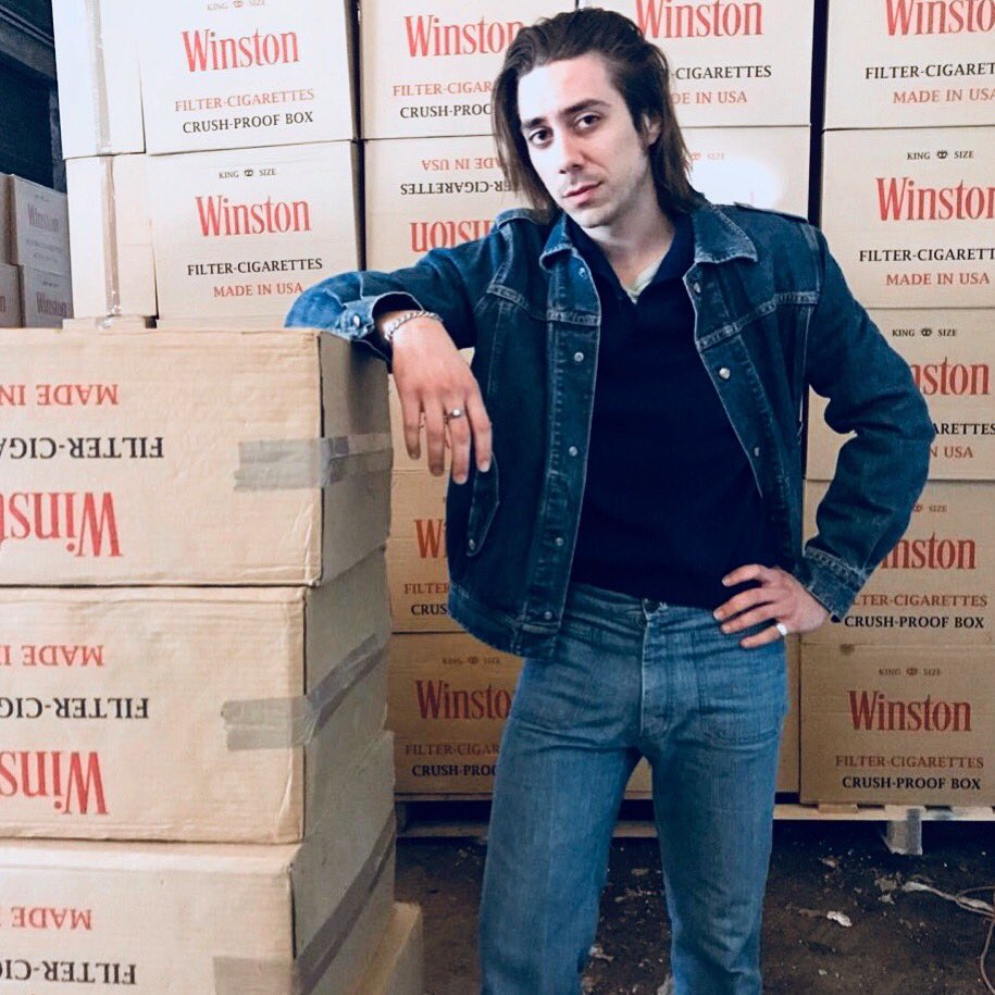 Adrián Ríos בטוויטר: "¿Un cigarrillo? 🚬💸😎 Venga, que no queda nada para #Fariña4 @FarinaTV @BambuProdu @antena3com #Petete #petetismo #Fariña #serie #tv #tabaco #contrabando #Winston #de #batea #80s… https://t.co/idKI6rChDT"