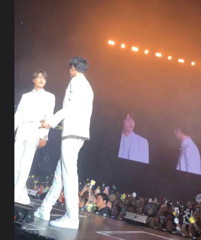 Kaew_Kaiii's tweet photo. ขำน้องอ่ะ555555 ทำตาเลียนแบบพี่เขาอีก โคตรน่ารักเลย #chankai https://t.co/z2AOhF9LJM