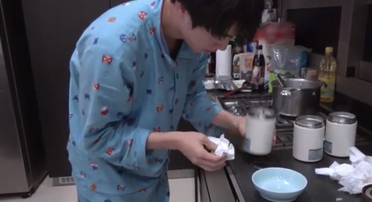 Fun ブレたけど 先週のお弁当作りの罰ゲーム ナムとテテともう一つは マネージャーの分だよね 早くに起きて 美味しいお弁当作って器を綺麗に拭いてるジン ジン 心もハンサム