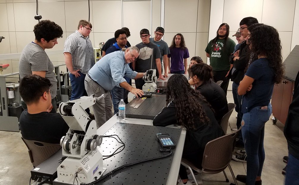AlamoAcademies's tweet image. Starting the week off with Robot Arm Calibrations for the ATMA SRs.  #AlamoAcademies #ATMA #RoboticsInManufacturing