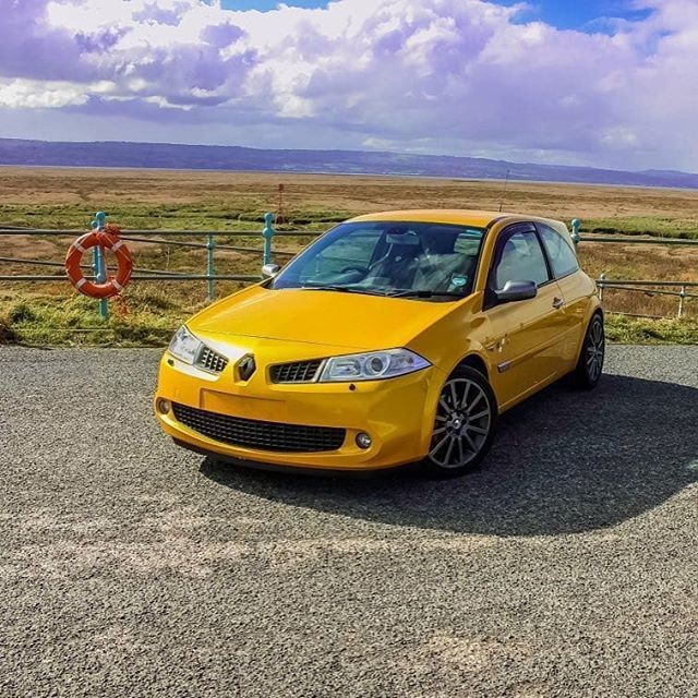 TurboRenault's tweet photo. @andyb7m -  Took the Megane out for a drive between Snow showers today #r26 #megane2rs #megane230 #f1team #reanultsport #turborenault #renaultowners #meganeownersclub #liquidyellow https://t.co/1sA79Mdo5g https://t.co/jQZz4eLPot