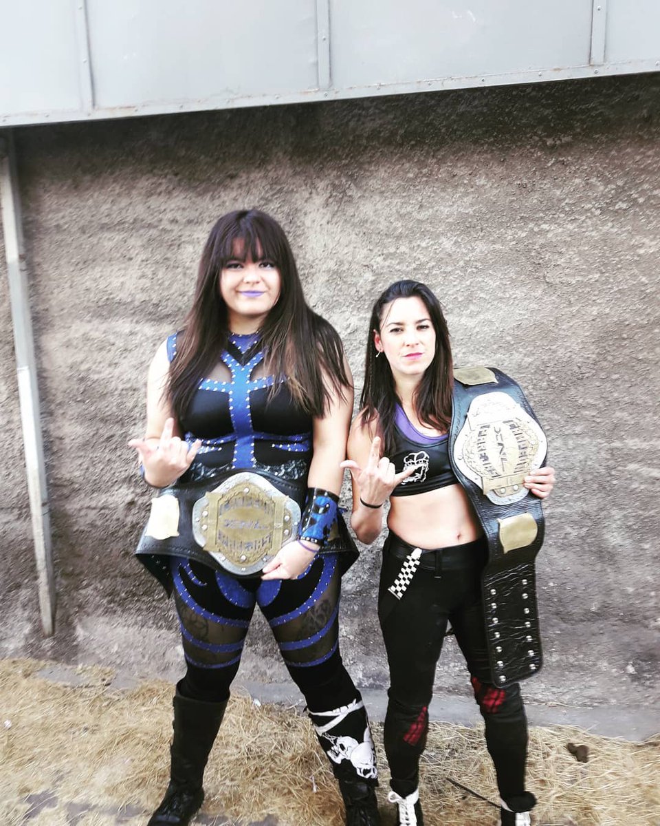 Así se empieza un #FelizLunes 😉
Comenzamos el año en @xplosion_lucha, #campeonas🏆 en #Parejas junto con #Engel 🤘 😎

#WomensWrestling #WomenCanDo #WomensHistoryMonth #WomensChampions #LuchaLibre #luchalibrechilena