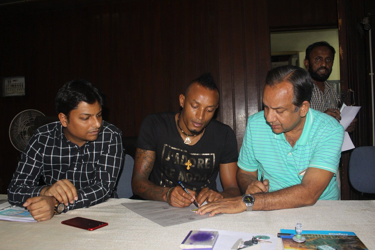 xtratimeindia's tweet photo. Fikru Teferra Lemessa completes his signing for @MDSCOfficial at the IFA office today for the second division league.
#XtraTime #Fikru #MDS #KolkataMaidan #football https://t.co/uYpNxNH8VF