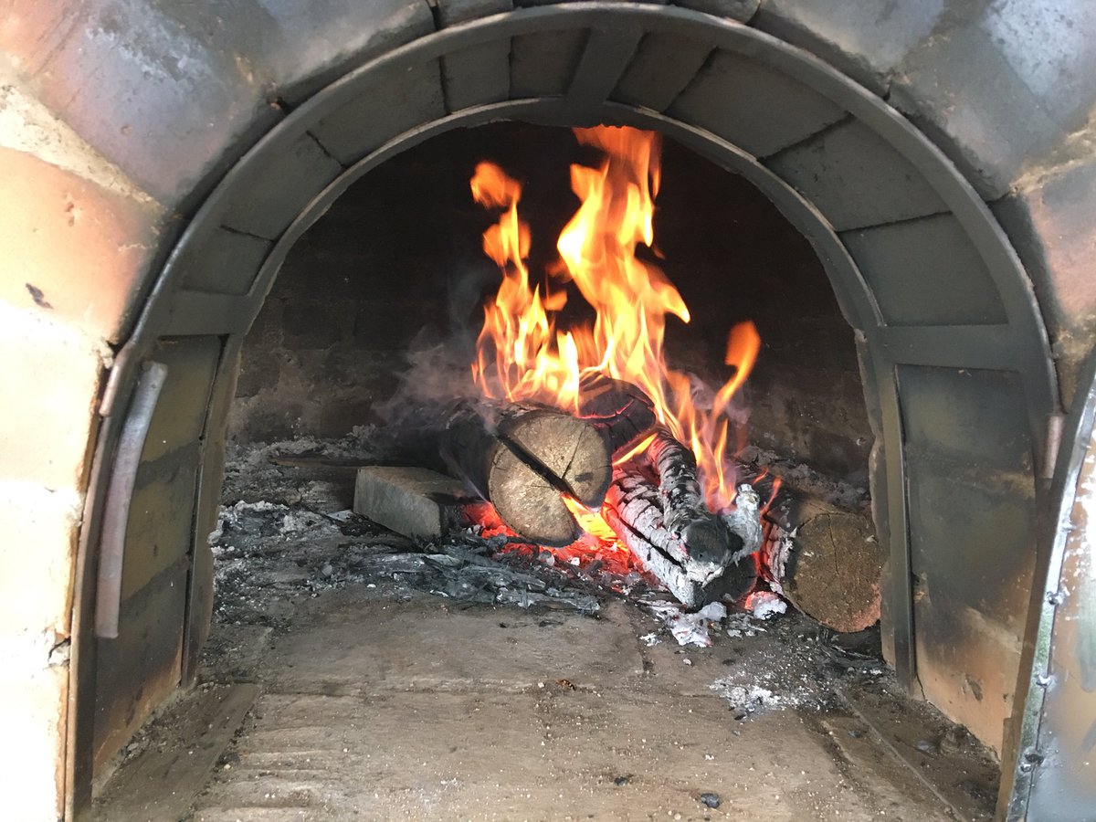 YantzaFarm's tweet image. 🔥 the fire has to be big but not to big. It has to be hot but not to hot. It needs oxygen but not too much. Balance is key like in many other aspects of life... 🙏🌎 #permatree #adobeoven #breadoven #ecuador #farmlife #diy #healthyfood #backtotheroots #powerfood #realfood