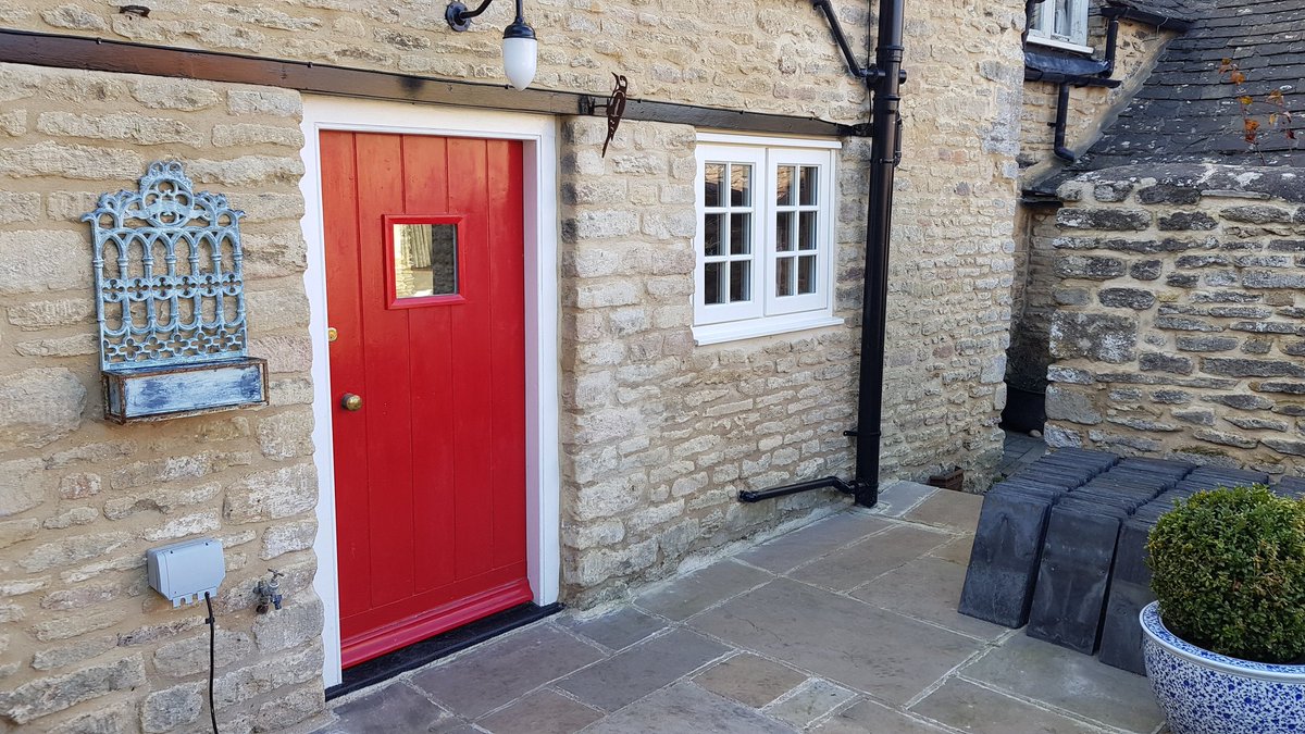 JRBWindows's tweet image. Flush casements in classic white colour with Georgian bars. Simply beautiful. #timberwindows