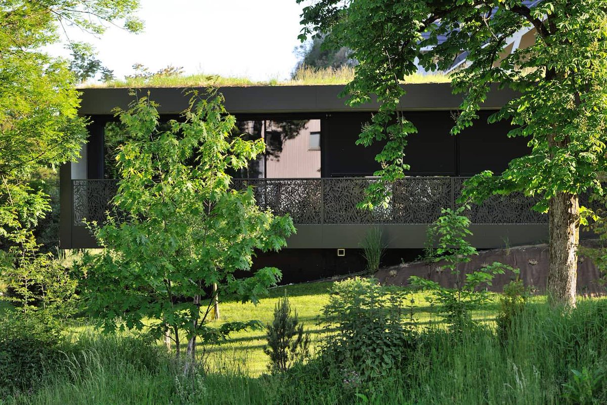 domodeco's tweet image. Dominant de sa superbe le centre-ville de Chambéry, cette construction de 300m2 écrit son histoire contemporaine au cœur d’un paysage boisé introverti, en équilibre sur un escarpement rocheux.
 Réalisation : agence Patey Architectes #domodeco #visiteprivée #design #archi #déco