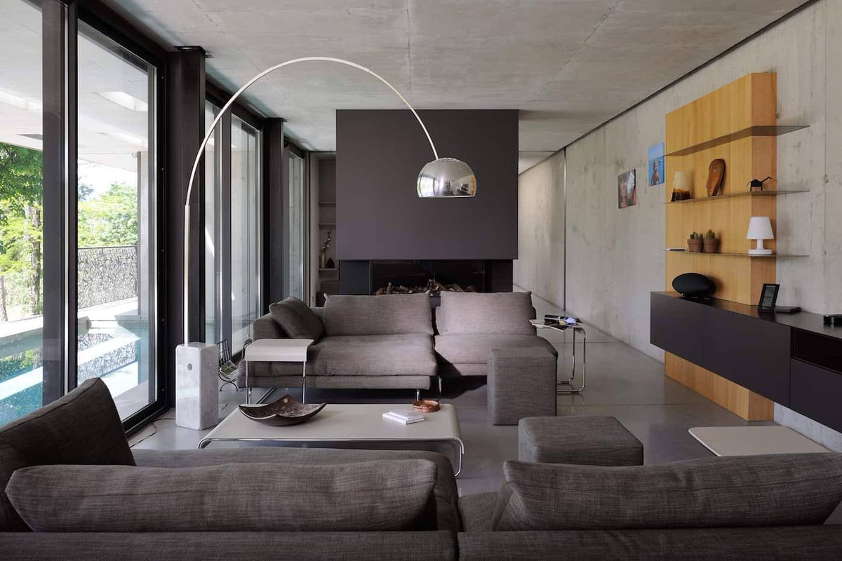 domodeco's tweet image. Dominant de sa superbe le centre-ville de Chambéry, cette construction de 300m2 écrit son histoire contemporaine au cœur d’un paysage boisé introverti, en équilibre sur un escarpement rocheux.
 Réalisation : agence Patey Architectes #domodeco #visiteprivée #design #archi #déco