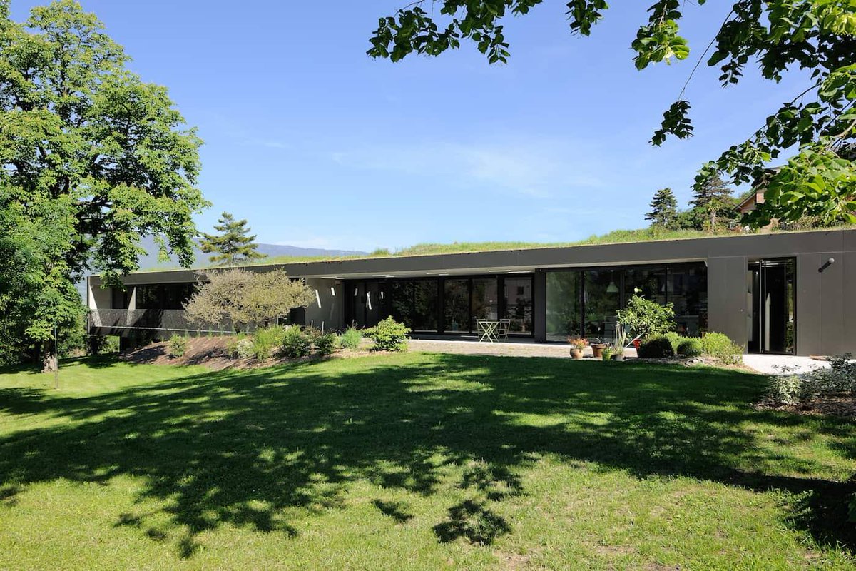 domodeco's tweet image. Dominant de sa superbe le centre-ville de Chambéry, cette construction de 300m2 écrit son histoire contemporaine au cœur d’un paysage boisé introverti, en équilibre sur un escarpement rocheux.
 Réalisation : agence Patey Architectes #domodeco #visiteprivée #design #archi #déco