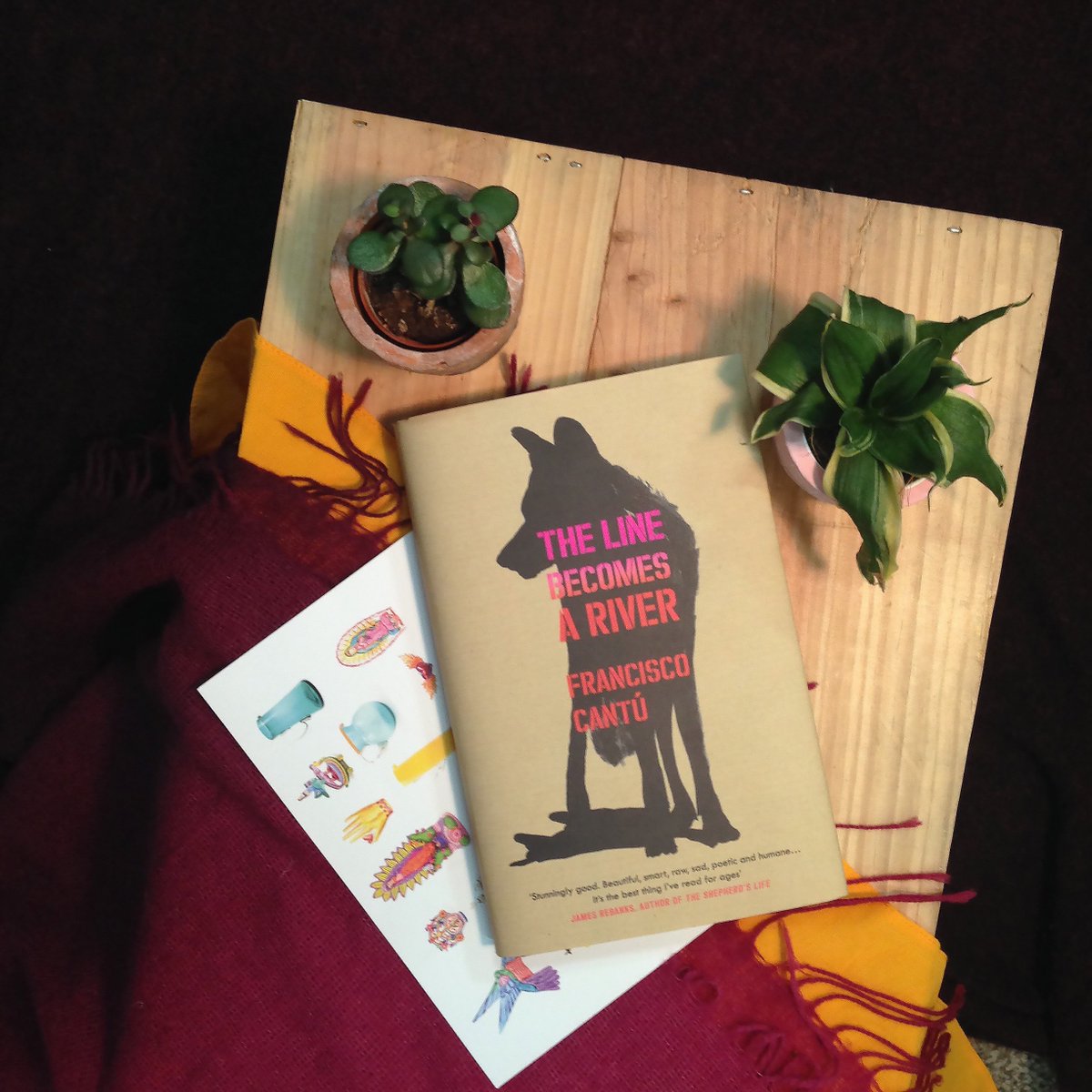 vintagebooks's tweet photo. To celebrate #TheLineBecomesARiver UK tour, we're giving away: 
🍹2 bottles of @MezcalDeLeyenda
🥘£100 voucher to spend at @MilagrosGallery
📙 Signed copy of the book

To win this amazing bundle give this a RT - you have to be 18+ &amp; live in the UK to enter. Closes 23.03.18 https://t.co/kdLOPdXLg0