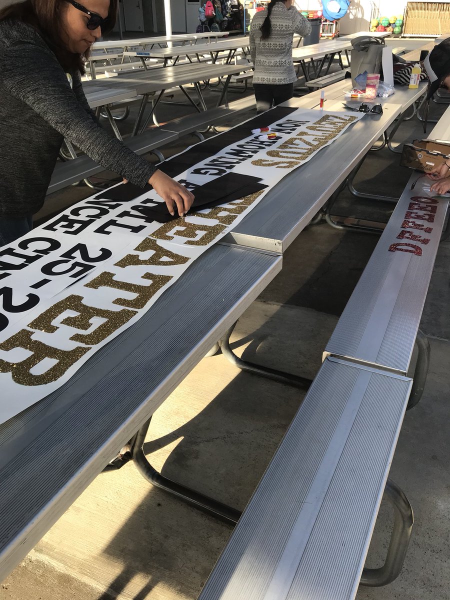 Haweselementary's tweet image. Set designers and production assistants at work! #volunteersrock #crafty #classplay #behawesome #hawesnation