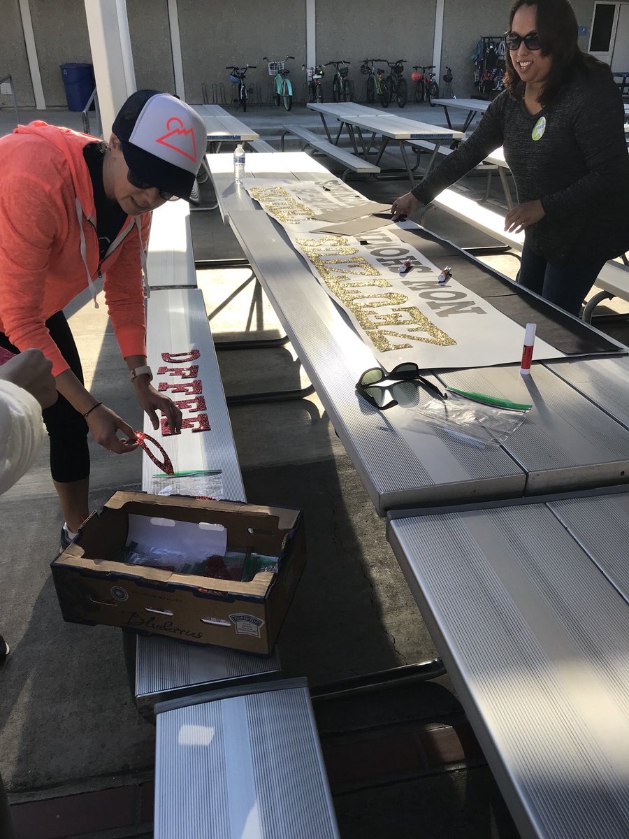 Haweselementary's tweet image. Set designers and production assistants at work! #volunteersrock #crafty #classplay #behawesome #hawesnation