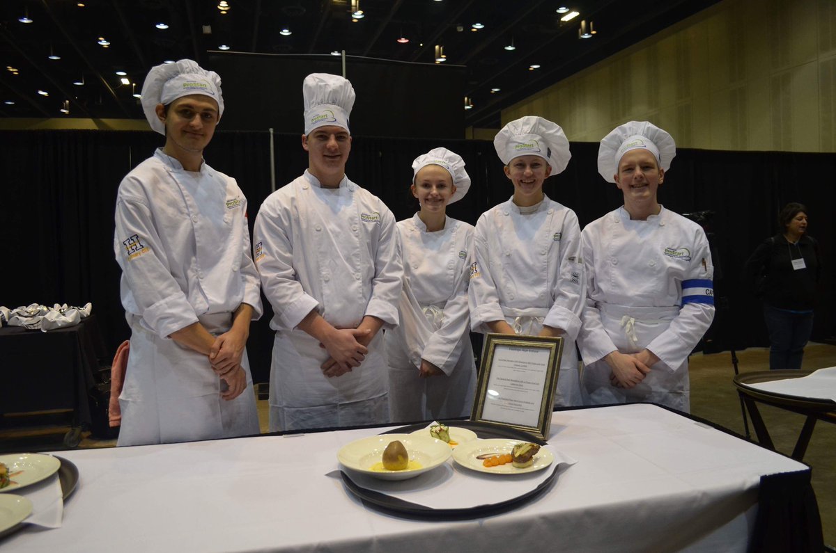 TheOfficialMHF's tweet image. Judging is underway! Students from Hastings Area School System are presenting their dishes. Judge Anne Stine, a ProStart alum who now works for @meijer tells the students to breathe and have fun! 

#mps2018 #michiganprostart #miprostart2018