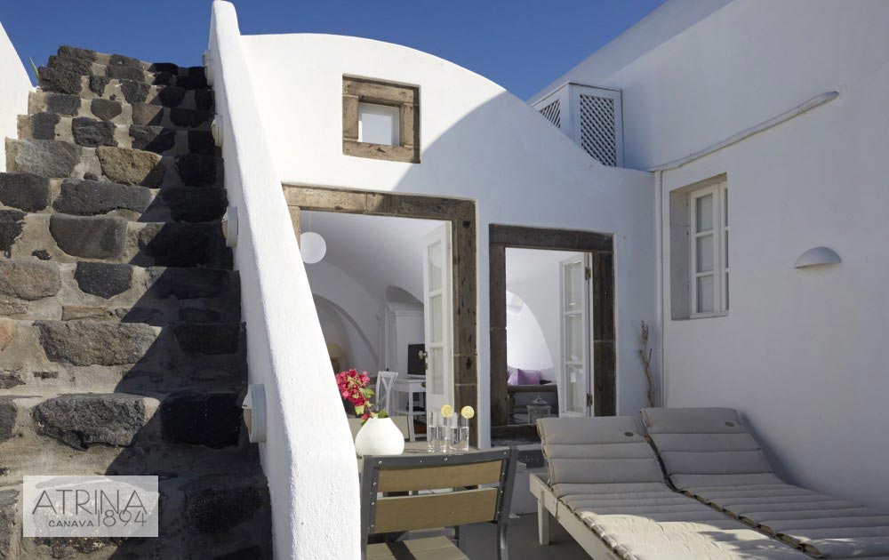 atrinaae's tweet image. Cycladic refinement, contemporary touches and abundant sunlight compose this special Alexander’s Suite! #santoriniluxury #atrinasuites