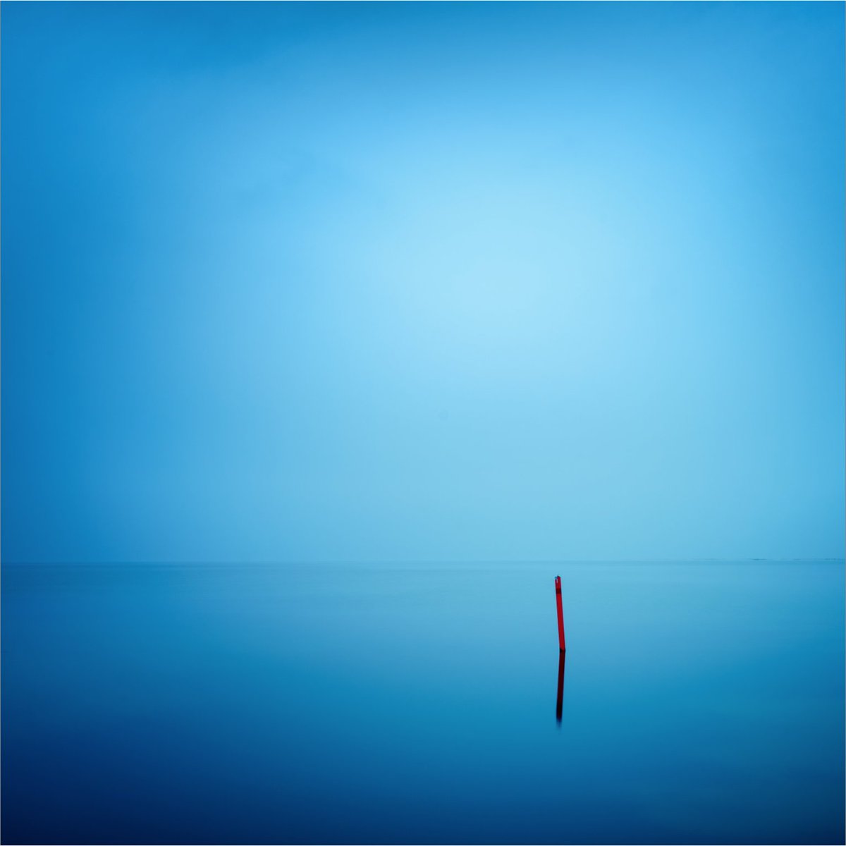 davidreport's tweet image. Just ten days to go until my exhibition at Gästis in Skanör starts (March 29). Here&apos;s one of the pics that will be on show called &quot;Into the Blue&quot;. #Oceans #minimalism #NaturePhotography