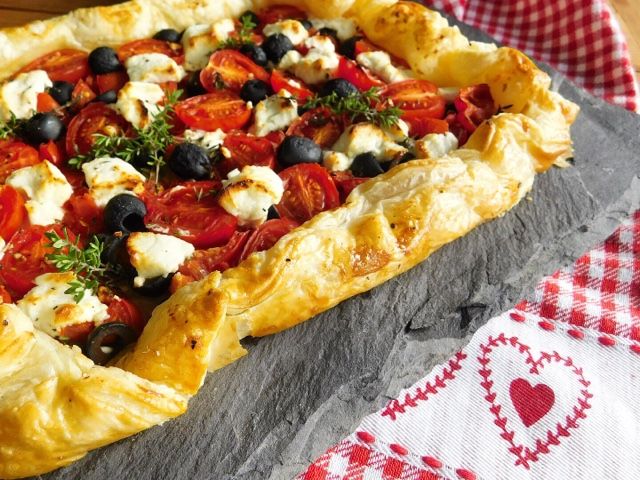 foodiequine's tweet photo. You say Tomato... I say Tomato...
Either way my Tomato, Black Olive and Goat Cheese Galette is perfect for #MeatFreeMonday 
Recipe @ https://t.co/OsYuTu8Wvy https://t.co/NViUXwLNwG