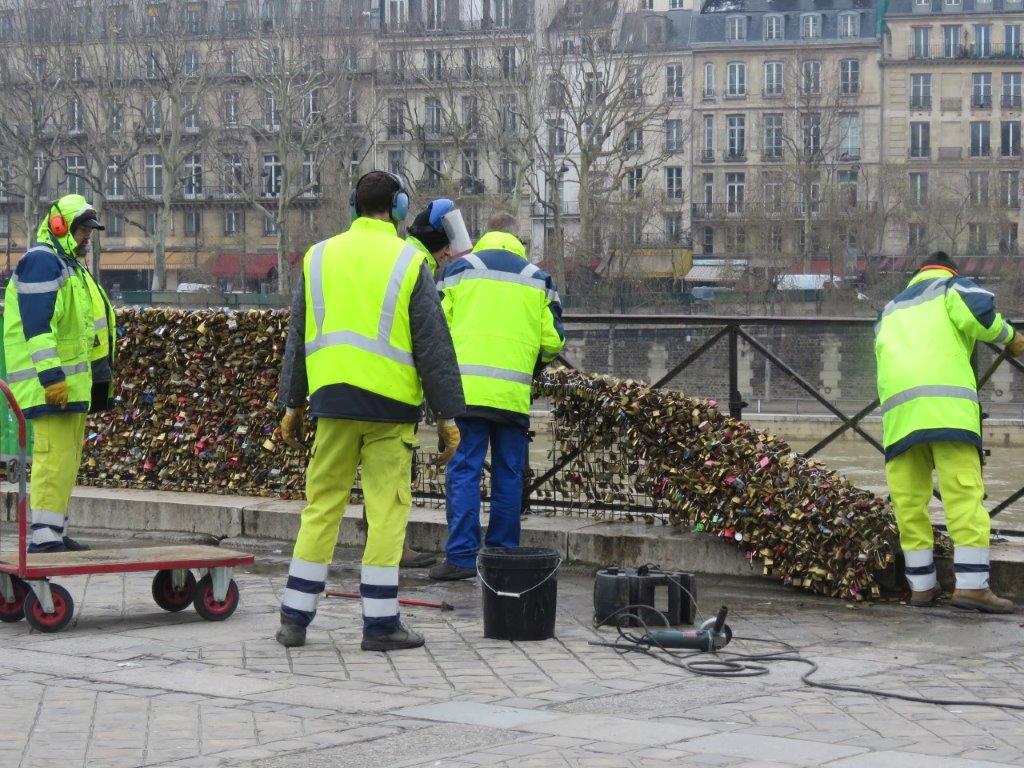 NO LOVE LOCKS™ tweet media