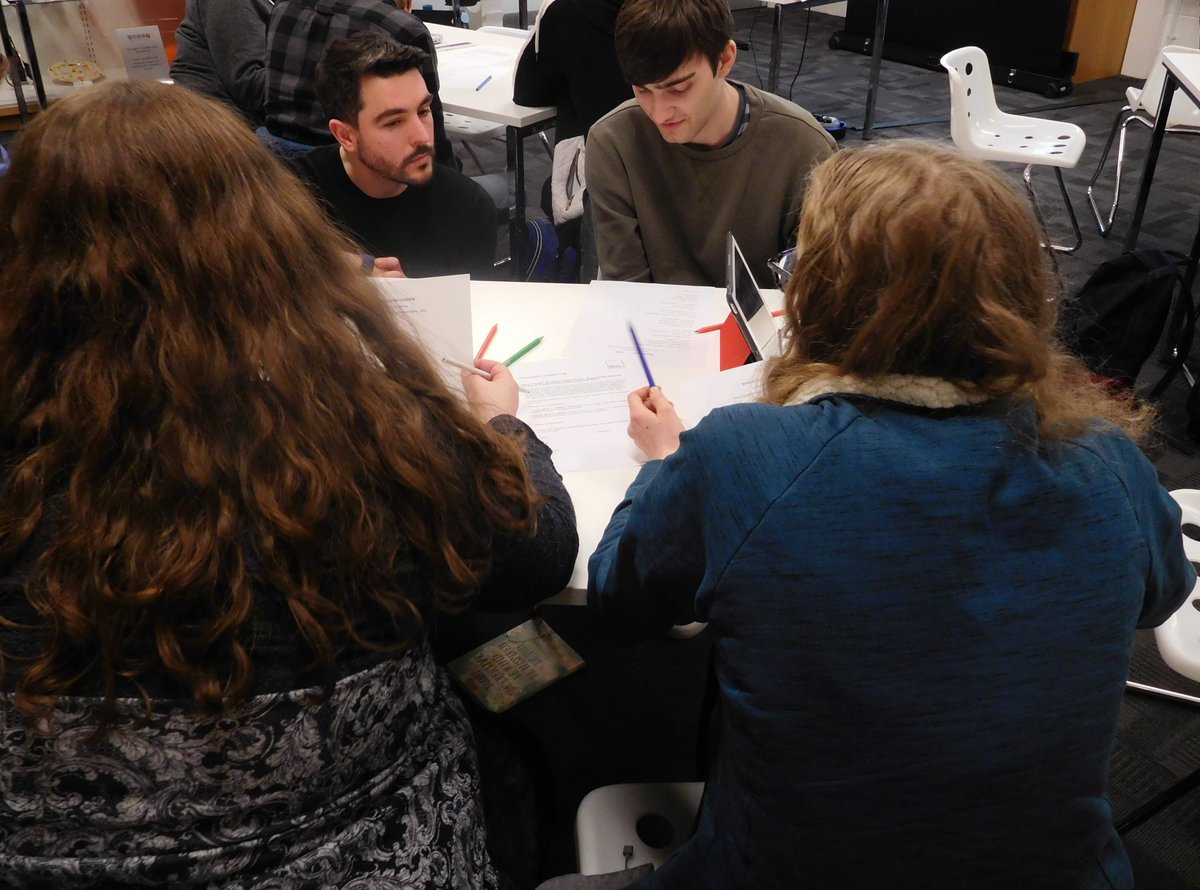 MoDiPAUB's tweet image. This afternoon Sarah delivered a #MuseumEngagement session for first year BA (Hons) Creative Writing @inspiredAUB students, collboarting with Dr. James Cole. How can the exciting ways in which plastics are used in design mirror the use of metaphor in writing? #objectbasedlearning