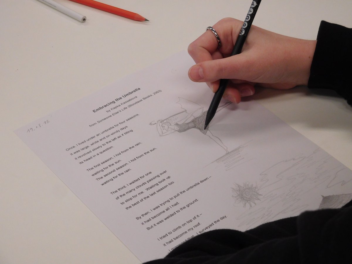 MoDiPAUB's tweet image. This afternoon Sarah delivered a #MuseumEngagement session for first year BA (Hons) Creative Writing @inspiredAUB students, collboarting with Dr. James Cole. How can the exciting ways in which plastics are used in design mirror the use of metaphor in writing? #objectbasedlearning