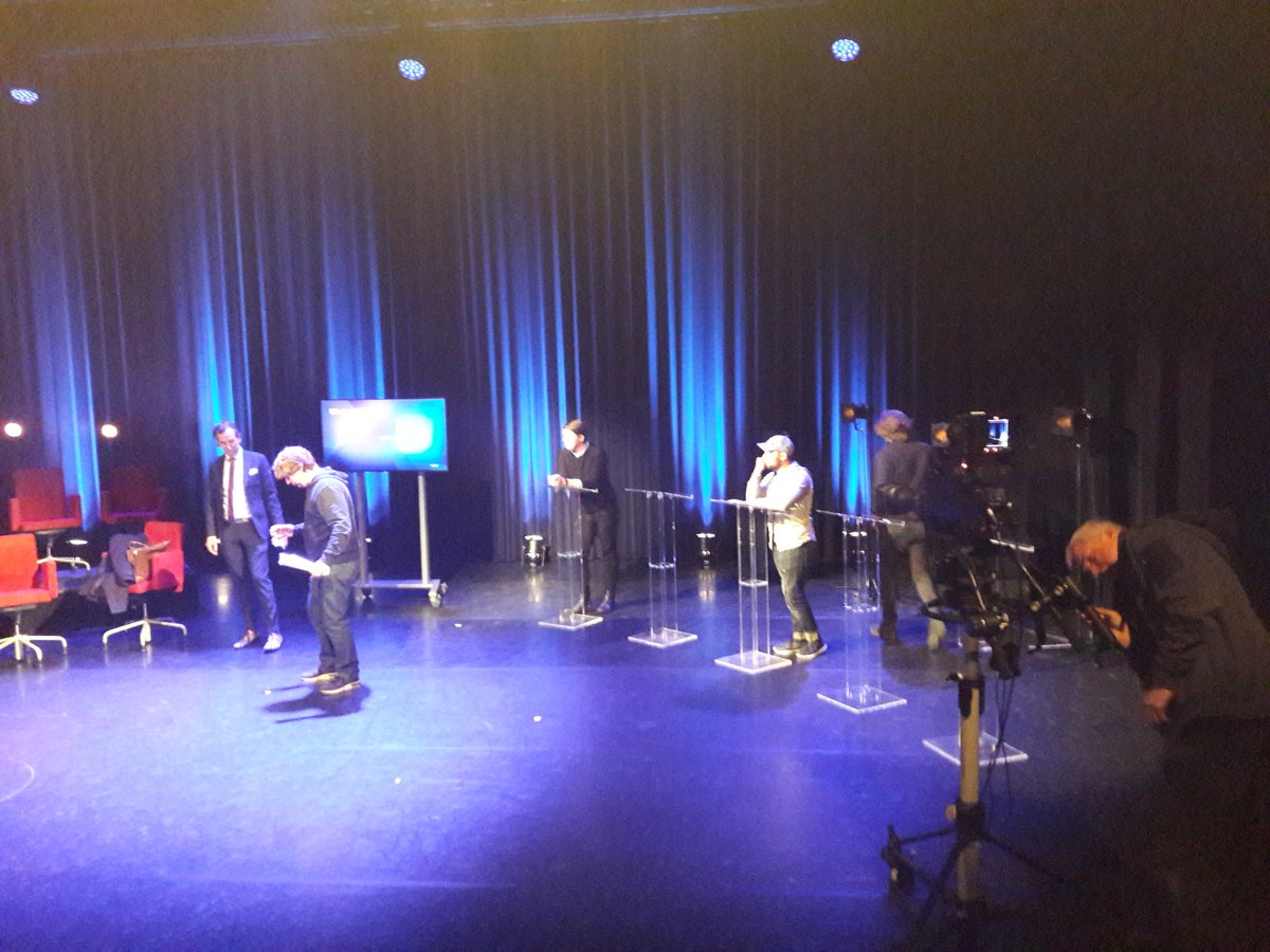 RaadAmstelveen's tweet image. De voorbereidingen voor het Amstelveens Lijsttrekkersdebat van vanavond 20.00 uur in de Schouwburg zijn in volle gang! #kiesjeraad