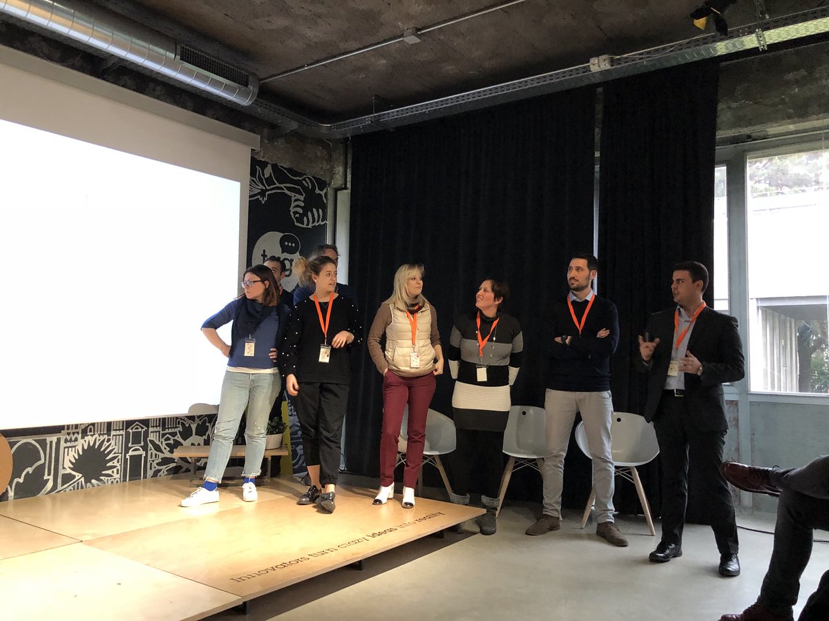 SmartiveCo's tweet image. Maker per un giorno! Siamo alla condivisione delle idee. On stage il gruppo arancione con #smartonboarding  #ECNItaly