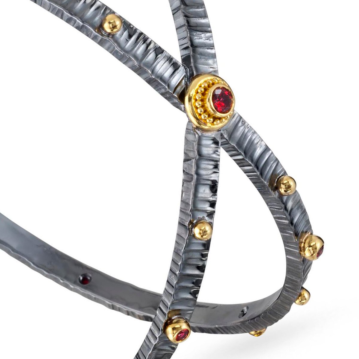 @ZaffiroJewelry has a flair for non-traditional #color combos a-la the “Corona” #bracelet: the darkness of forged & oxidized sterling #silver with #22karatgold intensity, set off with #red Spinels! Follow our #MotleyMetals: ow.ly/kytl30iPm4c #MindfulLuxury #FineJewelry #Art