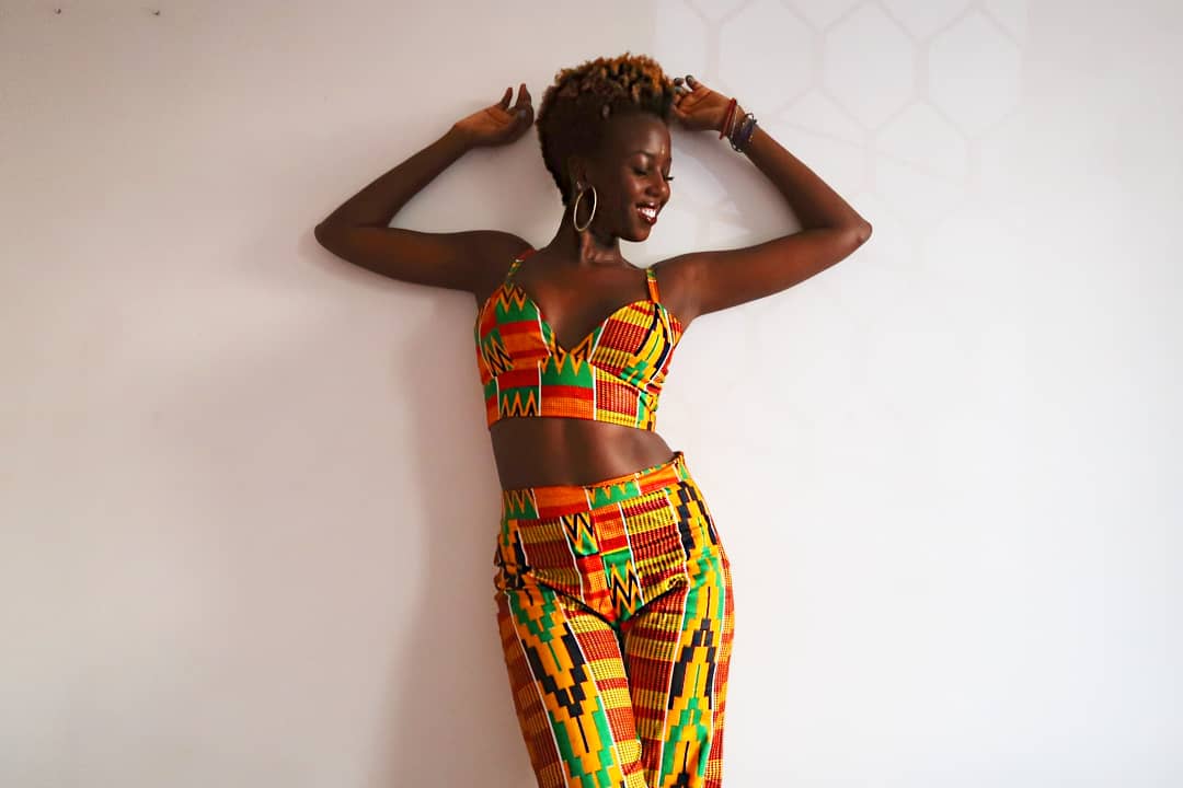 I got this two piece made for £10 in Colombia. The fabric I bought from Ghana - also around £15. The feeling I felt wearing it #Priceless 🇨🇴🇬🇭🙌🏿 #FrugalFashion #Costeffective #slay