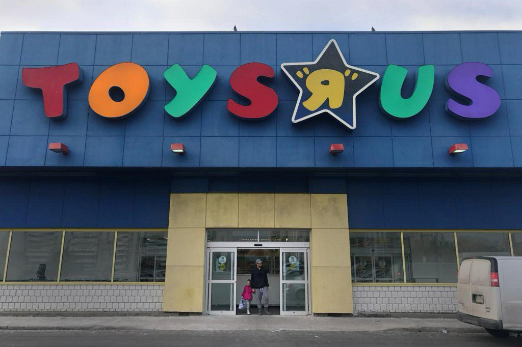 Reuters's tweet photo. Toys 'R' Us stores may be closing, but name will live on https://t.co/oq7hRY6BjQ https://t.co/oXn4djXXUd