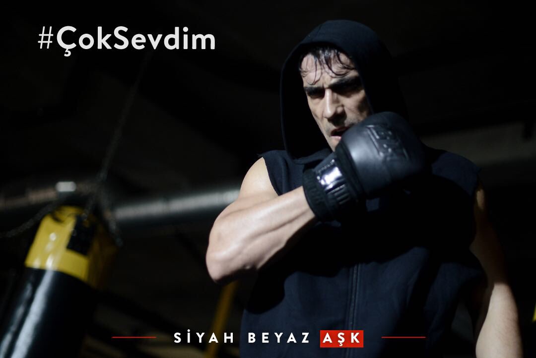 #SiyahBeyazAşk başladı! Herkes ekran başında mı? #ÇokSevdim